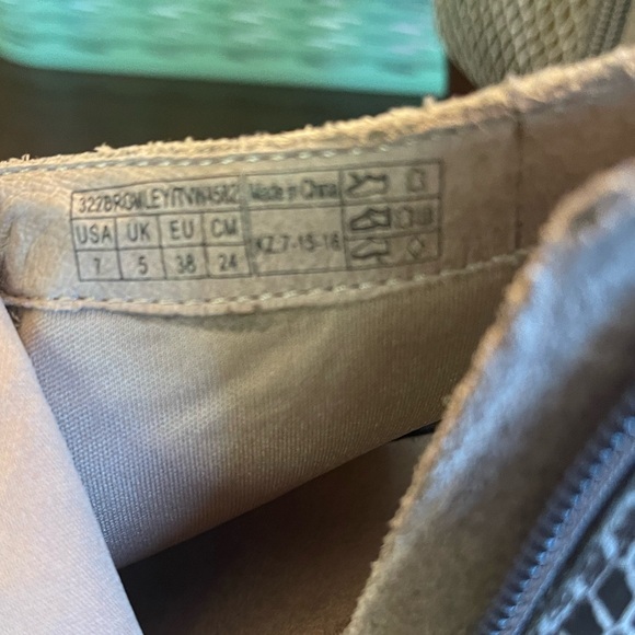 Vionic Women's Bromley Ankle Booties - Picture 9 of 9